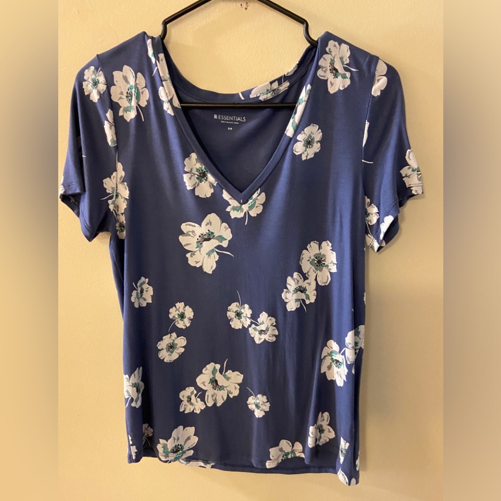 Reitmans blue v-neck t-shirt/blouse with grey flowers - size small